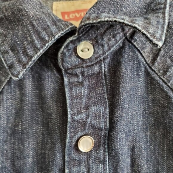 Levi's Classic Western Slim Fit Button Up Shirt - Picture 3 of 10